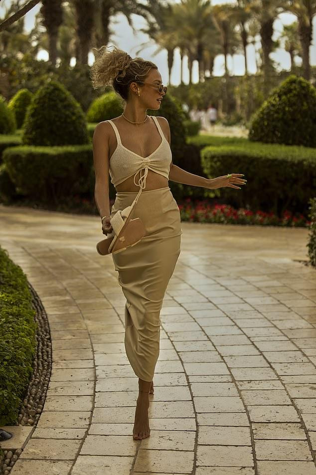 Chia sẻ với Vogue, Rose Bertram cho biết thời gian đầu bước chân vào làng mốt, nhiều người nhận đình rằng cô sẽ không thành công vì không có thân hình mảnh khảnh chuẩn siêu mẫu...