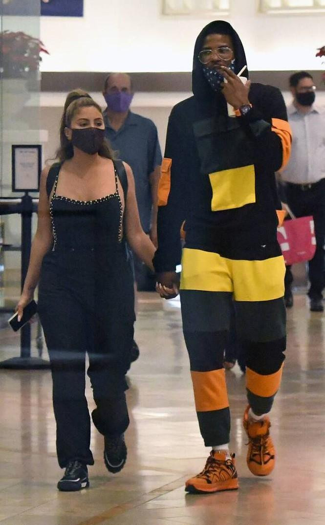 Hình ảnh Larsa Pippen và Malik Beasley bị bắt gặp tay trong tay ở một trung tâm thương mại ở Miami vào ngày 23/11/2020. Sau khi bị chỉ trích là người thứ ba, chia sẻ trong một chương trình trên Fox Soul hồi đầu tháng 3 vừa qua, Larsa Pippen khẳng định cô đến với nam cầu thủ đàn em hồi tháng 11/2020 khi biết anh và Montana Yao đã không còn ở cùng nhau. "Họ đã có vấn đề trước đây. Nó không liên quan gì đến tôi", Larsa Pippen nói. Hình ảnh Larsa Pippen và Malik Beasley bị bắt gặp tay trong tay ở một trung tâm thương mại ở Miami vào ngày 23/11/2020. Sau khi bị chỉ trích là người thứ ba, chia sẻ trong một chương trình trên Fox Soul hồi đầu tháng 3 vừa qua, Larsa Pippen khẳng định cô đến với nam cầu thủ đàn em hồi tháng 11/2020 khi biết anh và Montana Yao đã không còn ở cùng nhau. "Họ đã có vấn đề trước đây. Nó không liên quan gì đến tôi", Larsa Pippen nói.