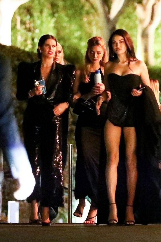 Shanina Shaik cũng là gương mặt quen thuộc của show diễn nội y Victoria's Secret lớn nhất thế giới, mặc táo bạo với chiếc váy trần vai, xẻ cao "bất tận". Shanina Shaik cũng là gương mặt quen thuộc của show diễn nội y Victoria's Secret lớn nhất thế giới, mặc táo bạo với chiếc váy trần vai, xẻ cao "bất tận".