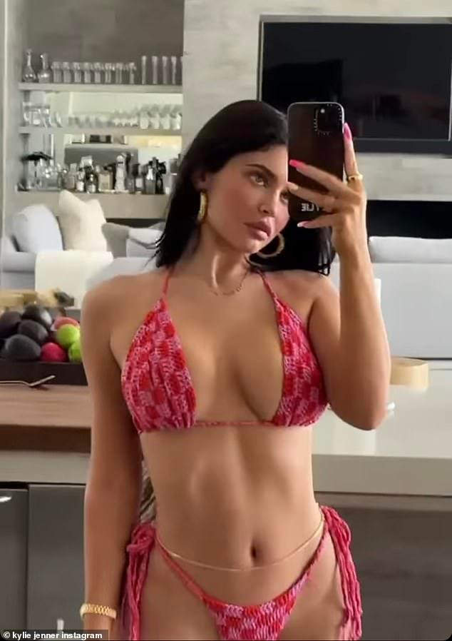 Hình ảnh selfie với bộ bikini siêu gợi cảm cũng được Kylie Jenner tung lên trước đó "thả thính" người hâm mộ.