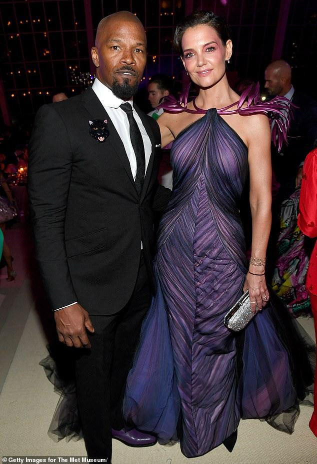 Katie Holmes và Jamie Foxx lần đầu xuất hiện công khai tại Met Gala ở New York vào tháng 5/2019. Katie Holmes và Jamie Foxx lần đầu xuất hiện công khai tại Met Gala ở New York vào tháng 5/2019.