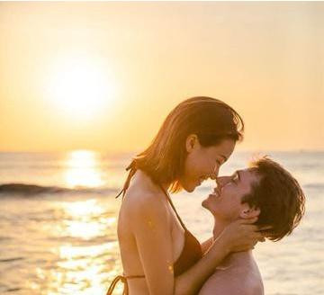 MC - Á hậu Hoàng Oanh có mối tình ngọt ngào bên ông xã ngoại quốc là Jack. Hoàng Oanh tiết lộ mất một năm rưỡi theo đuổi, bạn trai gốc Mỹ mới chinh phục được cô. Trước ngày cưới, cô đã công khai hình ảnh tình tứ bên bạn trai tại bãi biển.