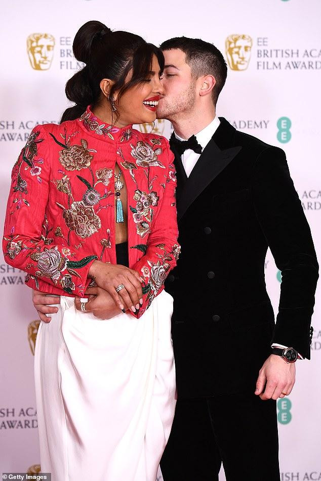 Priyanka Chopra được chồng kém 10 tuổi là ca sĩ Nick Jonas tháp tùng đi sự kiện. Trong khi nàng hậu sinh năm 1982 mặc bộ đồ màu sắc nổi bật, áo xẻ ngực táo bạo thì ông xa cô lại vận bộ vest đen sang trọng, điển trai bên vợ hoa hậu. Cặp đôi nhiều lần thể hiện tình tứ trước ống kính khiến fan không khỏi ghen tị.