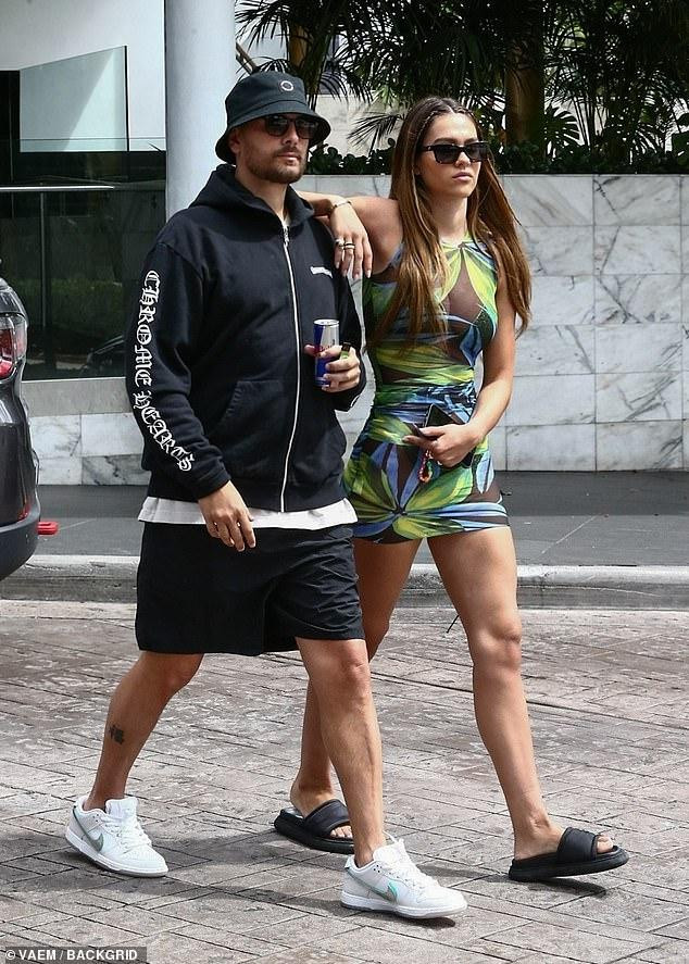 Dù chênh lêch gần 20 tuổi nhưng họ trông khá đẹp đôi. Amelia Gray Hamlin bắt đầu chuyện tình cảm với Scott Disick từ tháng 11 năm ngoái trong sự ngỡ ngàng của công chúng bởi lúc đó, "trai hư" này mới chia tay nàng mẫu Sofia Richie 3 tháng. Dù chênh lêch gần 20 tuổi nhưng họ trông khá đẹp đôi. Amelia Gray Hamlin bắt đầu chuyện tình cảm với Scott Disick từ tháng 11 năm ngoái trong sự ngỡ ngàng của công chúng bởi lúc đó, "trai hư" này mới chia tay nàng mẫu Sofia Richie 3 tháng.