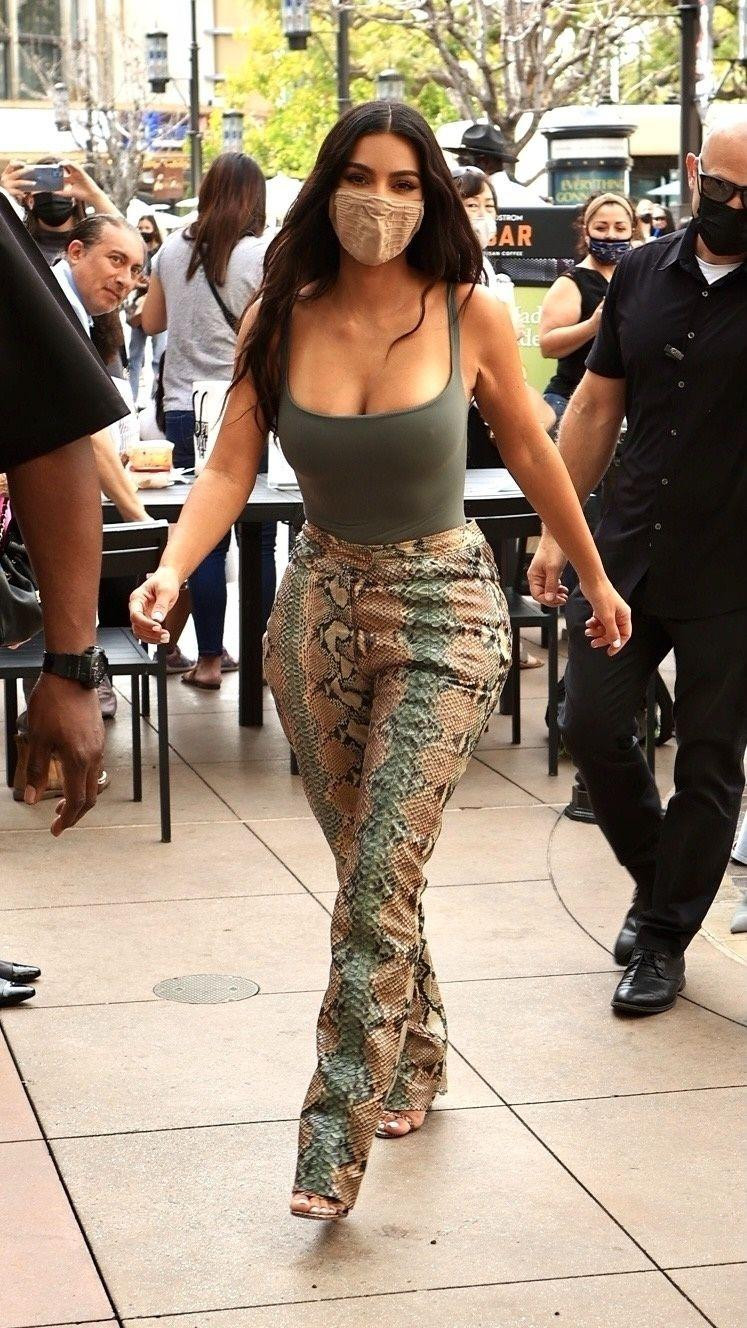 Kim mặc chính sản phẩm áo định hình của mình, cùng chiếc quần hoạ tiết da rắn ôm sát đường cong cơ thể và phô ngực đầy nóng bỏng hút mọi ánh nhìn.