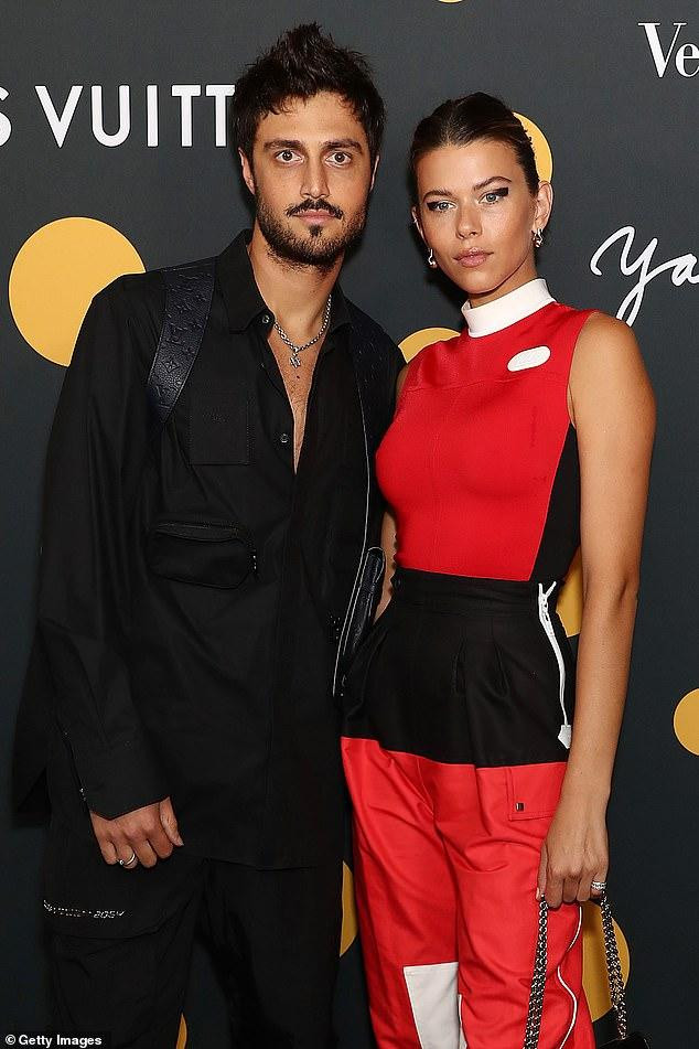 Cặp đôi hẹn hò từ tháng 2/2020 và được gia đình hai bên ủng hộ, người hâm mộ chúc phúc. Cặp đôi hẹn hò từ tháng 2/2020 và được gia đình hai bên ủng hộ, người hâm mộ chúc phúc.