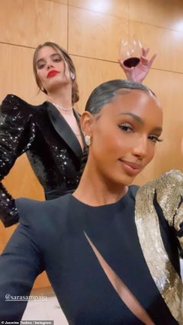 Sara Sampaio và Jasmine Tookes nhí nhảnh selfie cùng nhau. Sara Sampaio và Jasmine Tookes nhí nhảnh selfie cùng nhau.