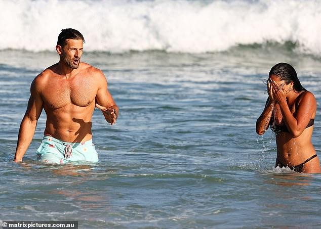 Hành động đi biển công khai của cặp diễn viên dấy lên nghi vấn Tim Robards có trục trặc tình cảm với vợ.