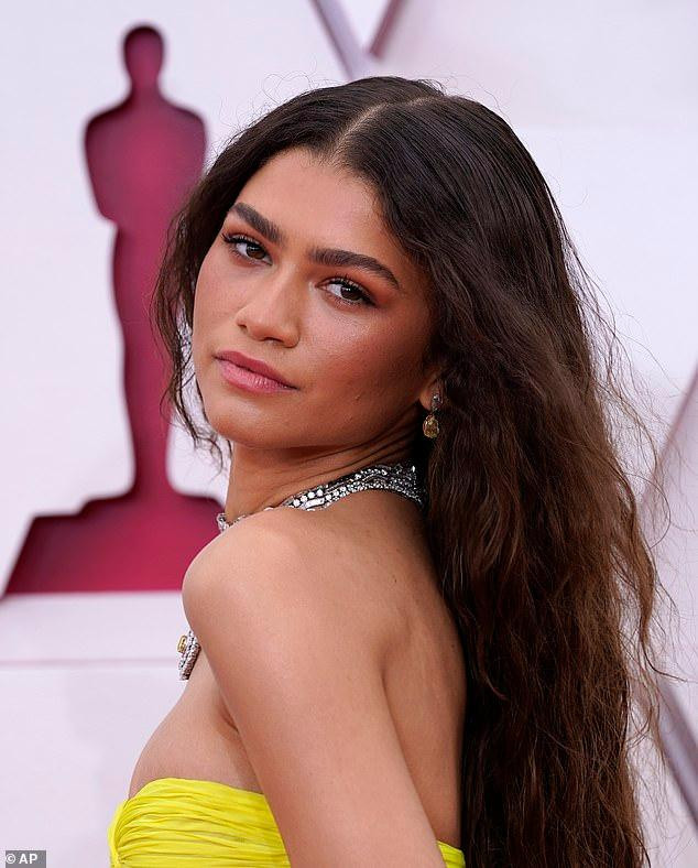 Ngoài diễn xuất, Zendaya là một ca sĩ có chất giọng khá lạ. Danh tiếng cô càng vang xa sau khi tham gia chương trình Dancing With The Stars mùa 16 với tư cách thí sinh nhỏ tuổi nhất.