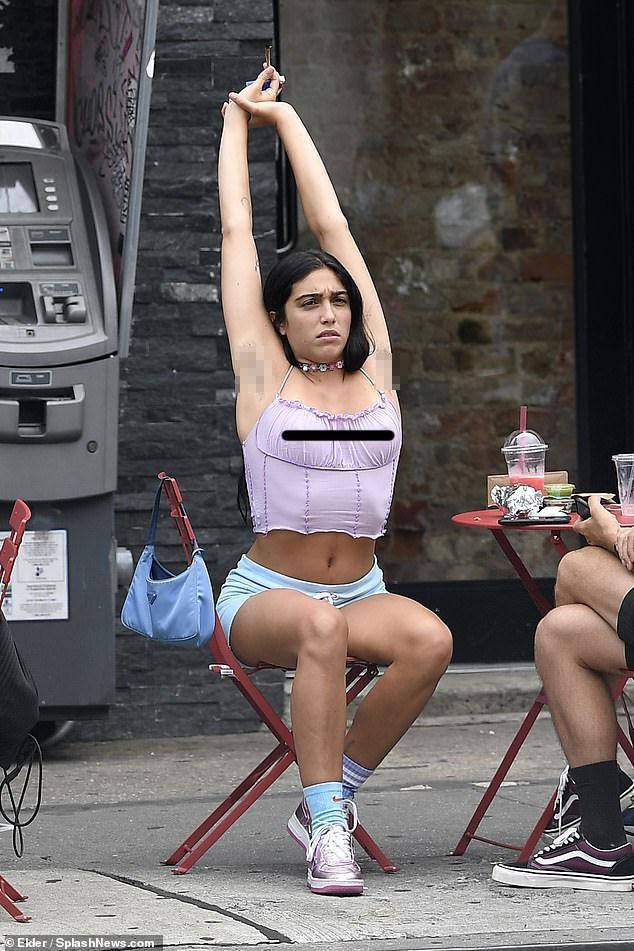 Năm 2020, Lourdes cũng từng nhận nhiều "gạch đá" khi mặc áo hai dây crop-top, "thả rông" vòng một và vô tư vươn vai lộ rõ vùng lông rậm dưới nách. Năm 2020, Lourdes cũng từng nhận nhiều "gạch đá" khi mặc áo hai dây crop-top, "thả rông" vòng một và vô tư vươn vai lộ rõ vùng lông rậm dưới nách.