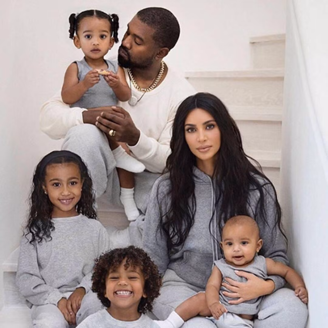 Sau nhiều đồn đoán, Kim Kardashian đệ đơn ly dị chồng ngày 19/2 sau 7 năm chung sống và có với nhau 4 đứa con. Cả 2 đã ký thoả thuận tiền hôn nhân nên việc chia tài sản dễ dàng đạt được. Tuy nhiên, họ vẫn phải đạt được thoả thuận về việc nuôi con.