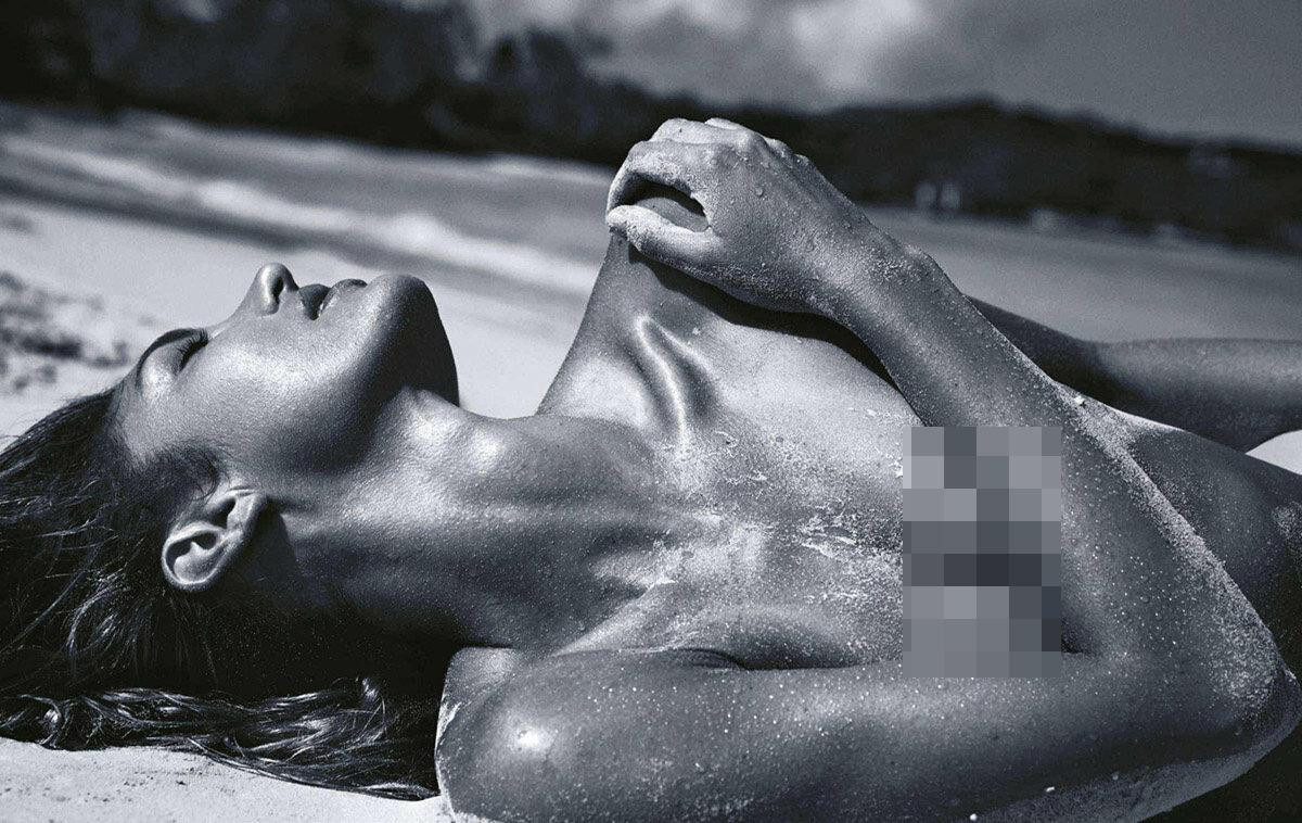 Dù đã là mẹ 2 con nhưng chân dài sinh năm 1988 vẫn khiến công chúng phải ngỡ ngàng với body cực săn chắc, không chút mỡ thừa và sắc vóc "vạn người mê" vẫn như thời son rỗi.