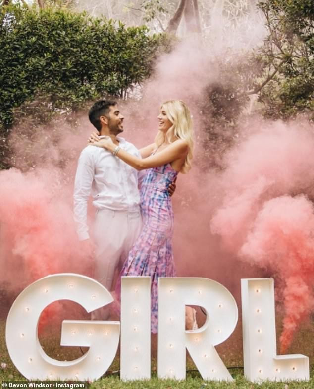 Hình ảnh nàng mẫu chia sẻ cách đây 14 giờ để thông báo giới tính của đứa con sắp chào đời. Cô viết: "Không thể chờ đợi thêm để được trở thành mẹ của cô gái thiên thần nhỏ bé này".