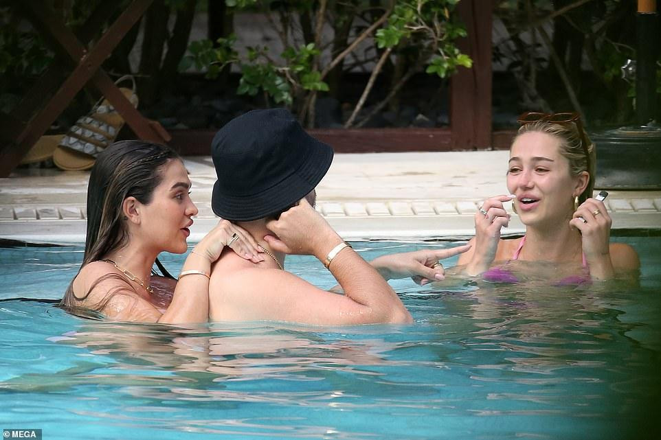 Delilah Belle Hamlin đi nghỉ lẻ loi cùng em gái Amelia Gray Hamlin và người tình