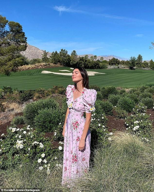 Sớm cùng ngày, Kendall Jenner cũng chia sẻ loạt ảnh mặc váy hoa, chụp tại sân golf trong biệt thự, thả dáng dịu dàng ngất ngây.