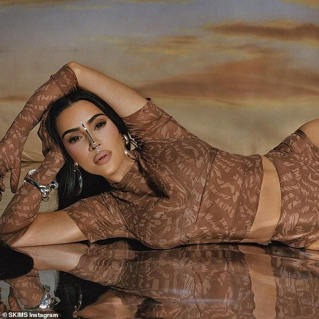 Bà mẹ 4 con khoe đường cong body "bỏng mắt" và thân hình không chút mỡ thừa đáng ngưỡng mộ.