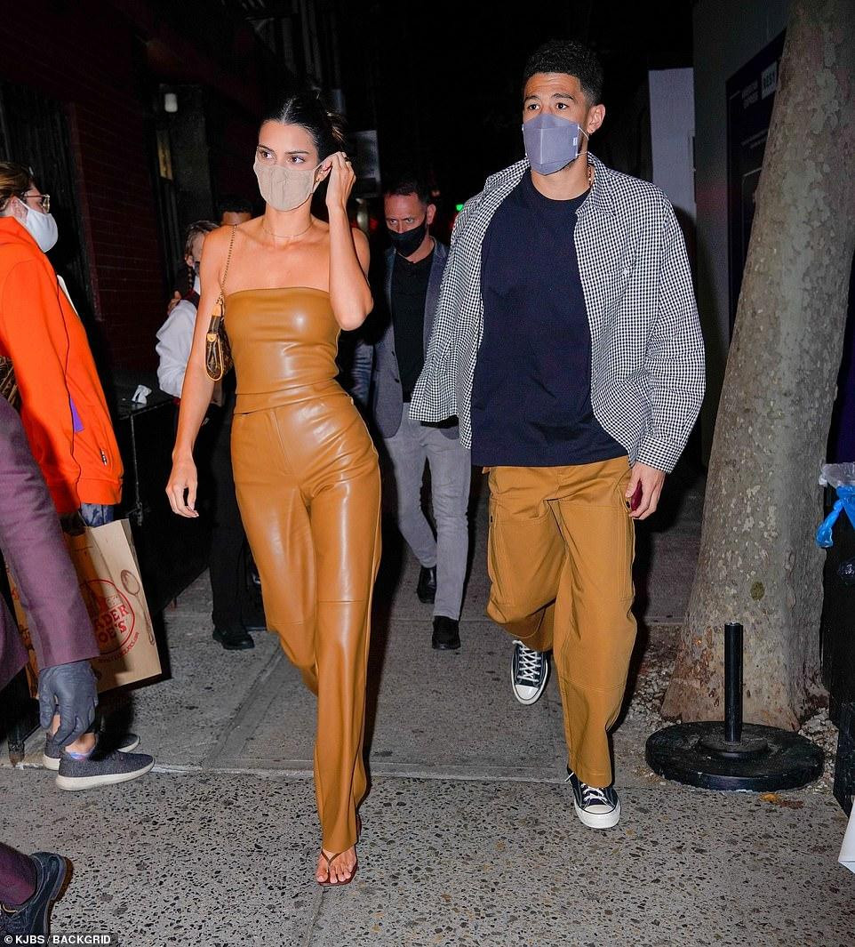 Đây là lần hiếm hoi cô và bạn trai cầu thủ hẹn hò công khai ra phố Đây là lần hiếm hoi cô và bạn trai cầu thủ hẹn hò công khai ra phố