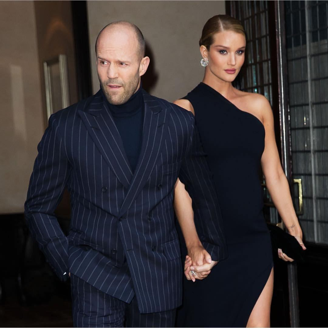 Dù bên nhau nhiều năm nhưng cặp đôi luôn thể hiện tình cảm với nhau mỗi lần xuất hiện trước công chúng. Rosie Huntington-Whiteley chia sẻ được vị hôn phu rất yêu thương và chiều chuộng. Trong bài viết trên Elle UK số tháng 4 này, người đẹp 8x cho biết ấn tượng về tài tử Jason Statham trong lần đầu gặp gỡ: "Tôi nhớ lại buổi tối đầu tiên gặp mặt và dành thời gian bên anh ấy. Ngày hôm sau, tôi đã gọi điện cho bạn chỉ để nói: “Thật bất ngờ, anh ấy không phải như tôi nghĩ. Anh ấy rất khiêm tốn, thực sự vui vẻ, lôi cuốn và tràn đầy năng lượng.” Đó là những điều tôi nghĩ không thể có trong lần gặp gỡ này và điều đó đã đưa tôi đến với anh ấy. "