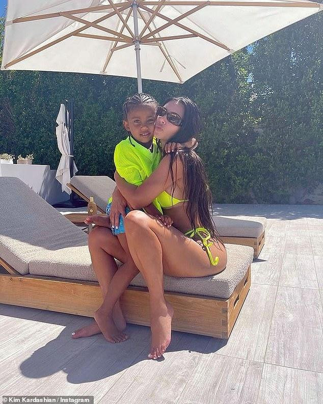 Bà mẹ 4 con khoe da thịt và đường cong body &quot;bỏng mắt&quot; trong bộ áo tắm bé xíu và liên tục cưng nựng con gái bé nhỏ.