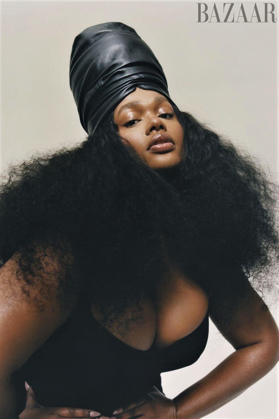 Precious Lee cũng là mẫu ngoại cỡ da màu đầu tiên xuất hiện trên tạp chí áo tắm danh tiếng Sports Illustrated Swimsuit ấn phẩm năm 2016 - điều mà không phải chân dài nào cũng có cơ hội được lên tạp chí áo tắm danh tiếng này.