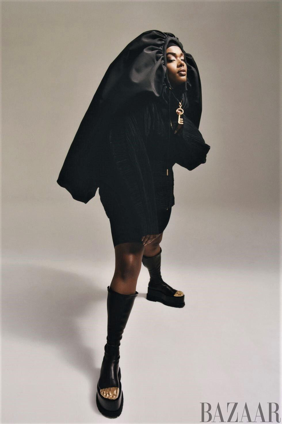 Precious Lee sở hữu body phá vỡ mọi chuẩn mực về cái đẹp với chiều cao: 1,79 m, số đo 3 vòng: 110,5-92,5-116 cm. Cô từng gây tiếng vang trong chiến dịch #PlusIsEqual của thương hiệu cao cấp Lane Bryant hồi năm 2015.