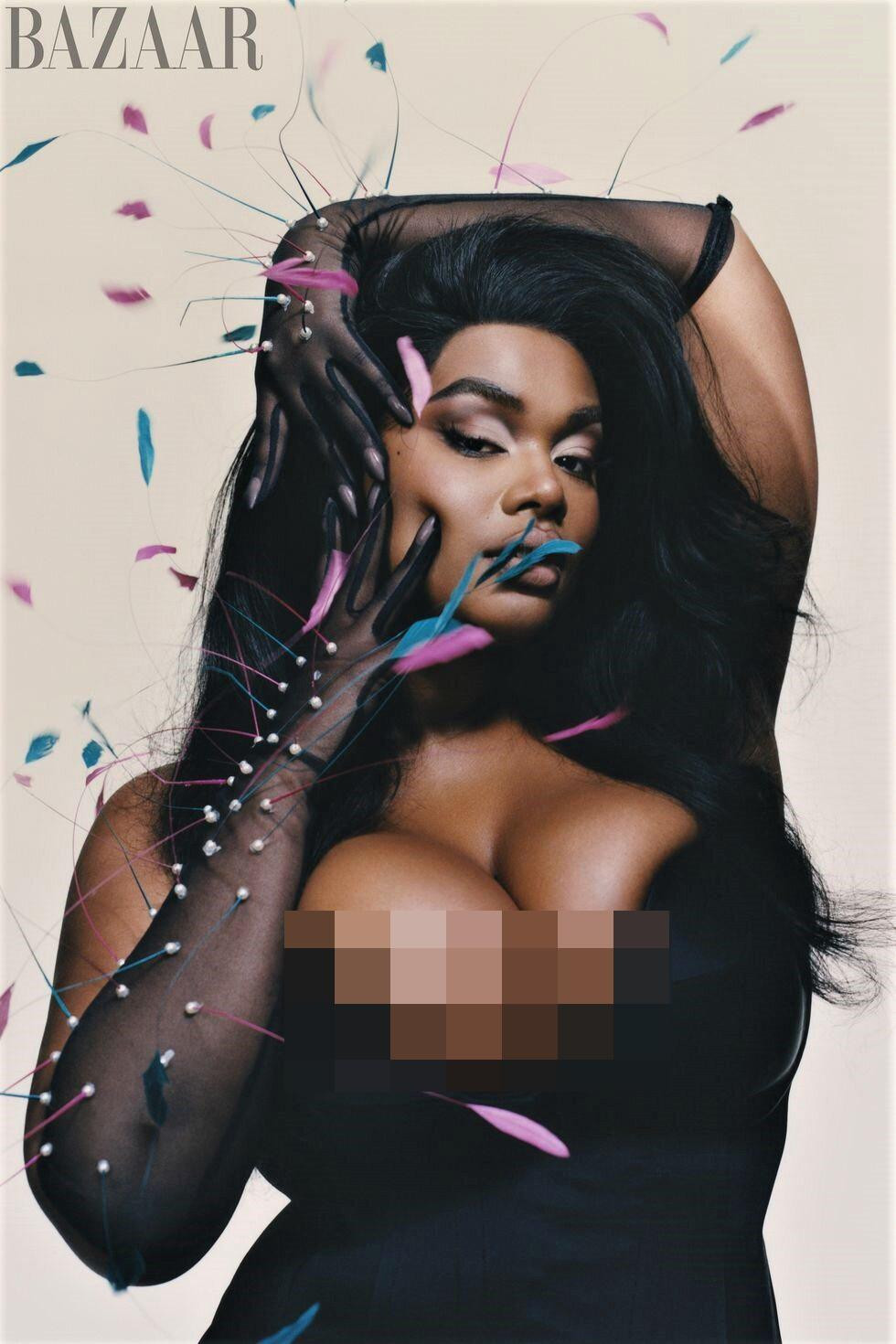 Shoot hình khoe ngực đầy táo bạo của Precious Lee. Tờ Vogue từng nhận định cô đã rất nỗ lực trở thành người mẫu ngoại cỡ tiên phong. Với sự nổi tiếng và ảnh hưởng của mình, Precious Lee đã không ngừng đấu tranh nghiêm túc cho sự bình đẳng, công bằng về sắc tộc ở lĩnh vực thời trang.