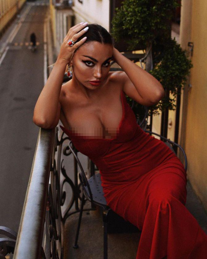 Năm 14 tuổi, cô được nhà thiết kế tài năng người Ý Gattinoni phát hiện và bắt đầu sự nghiệp làm mẫu, xuất hiện dày đặc trong các show thời trang khắp thế giới.