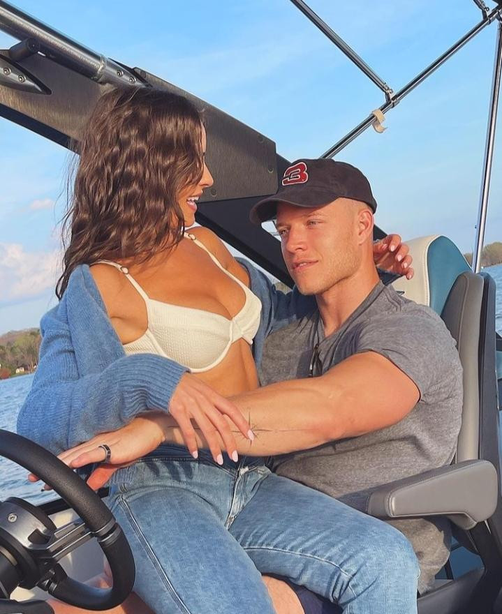 Cặp đôi được cho là hẹn hò từ tháng 7/2019 khi bị bắt gặp đi cùng nhau ở Cabo San Lucas (Mexico).