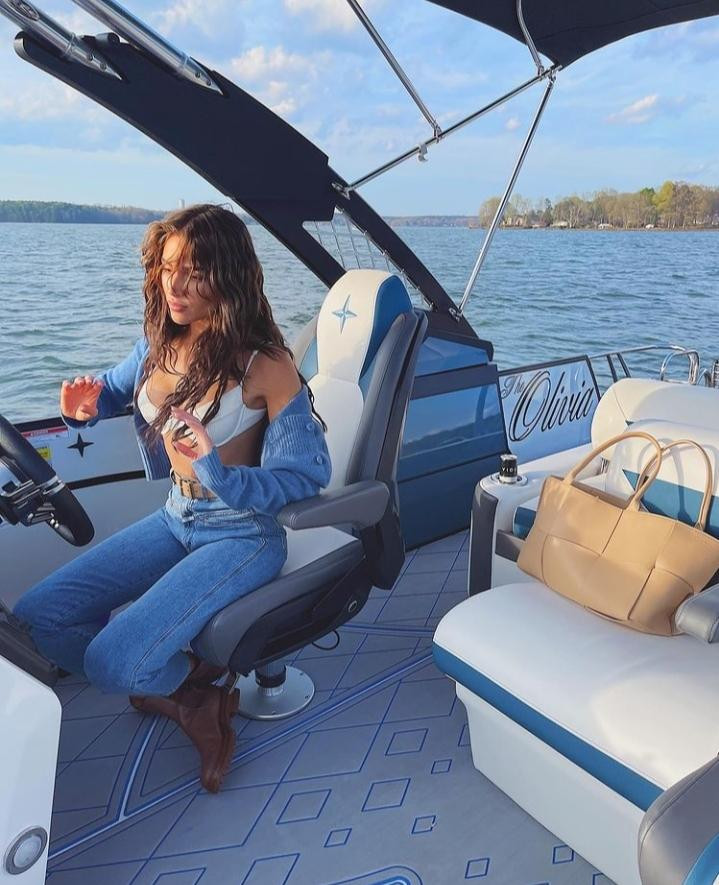 Olivia Culpo vừa chính thức thông báo sẽ tiếp tục góp mặt trên tạp chí áo tắm danh tiếng Sports Illustrated (SI) Swimsuit ấn phẩm năm nay. Cô lần đầu xuất hiện trên SI Swimsuit vào năm 2018. Năm 2020, cô vinh dự là 1 trong 3 gương mặt trang bìa của tạp chí áo tắm danh tiếng này, bên cạnh hai nàng mẫu Kate Bock, Jasmine Sanders.