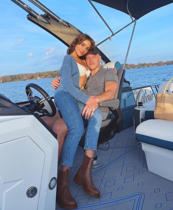 Nàng hậu đang có tình yêu đẹp bên chàng cầu thủ kém 4 tuổi Christian McCaffrey.