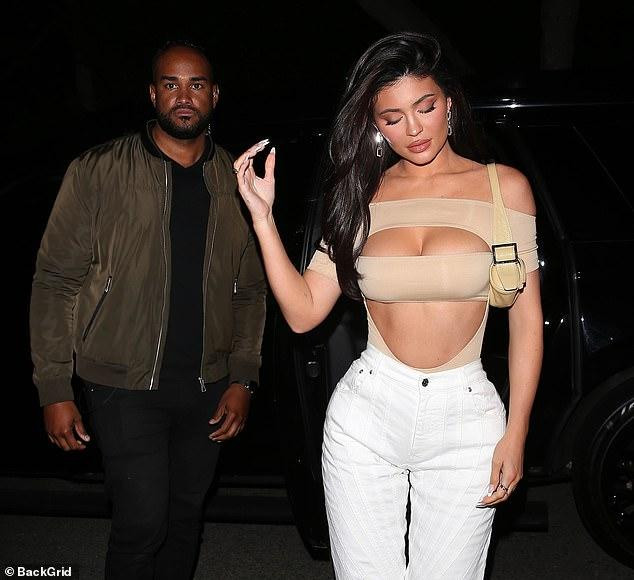 Trong khi đó, chị gái Kim Kardashian được Forbes công bố là tỷ phú USD vào hôm 6/4 vừa qua, xếp thứ 2674 trong danh sách tỷ phú thế giới. Theo Forbes, kể từ tháng 10, giá trị tài sản ròng của Kim tăng từ 780 triệu lên 1 tỷ USD. Chồng của Kim là rapper Kanye West cũng có tên trong danh, ở vị trí 1750 với tài sản ròng 1,8 tỷ USD. Cả Kim và Kanye đón tin vui trong sự nghiệp nhưng lại giữa lúc cả 2 đang xúc tiến thủ tục ly hôn khiến nhiều người hâm mộ tiếc nuối.