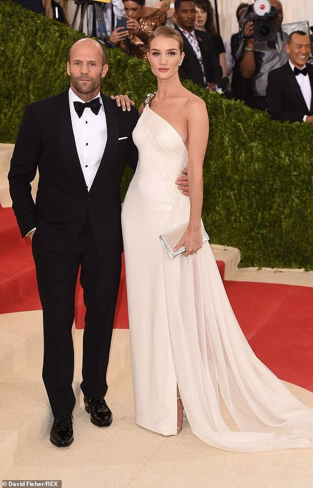 Gia đình "Người vận chuyển" đã về Anh từ tháng 8/2020 để sinh sống. Nàng mẫu đình đám Anh quốc chia sẻ luôn muốn con được sống và học tập ở Anh - nơi cô cảm thấy con được lớn lên trong bình yên chứ không xô bồ, phiền toái và nhiều thị phi như ở Los Angeles, Mỹ.