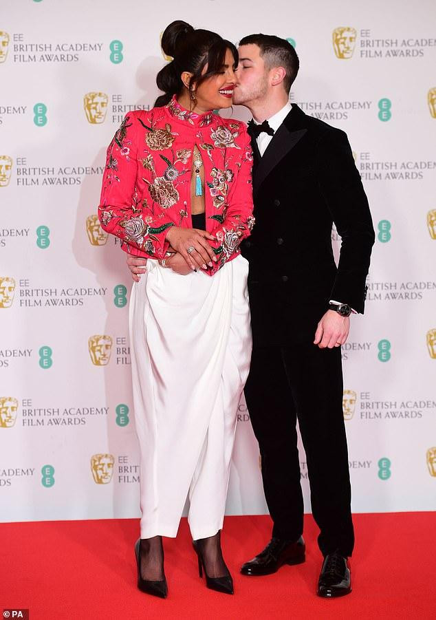 BAFTA năm nay được tổ chức vào 2 tối. Tối đầu tiên (10/4) do MC nổi tiếng Clara Amfo dẫn dắt và tối 11/4 do Edith Bowman dẫn.