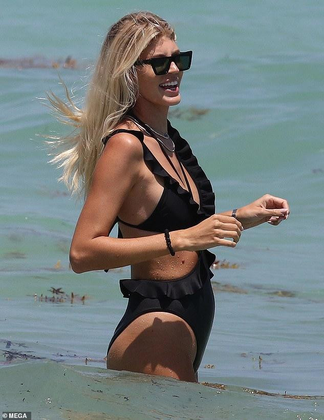 Devon Windsor không chỉ là là gương mặt quen thuộc của show nội y hoành tráng nhất hành tinh Victoria's Secret mà còn là nhà thiết kế áo tắm với thương hiệu mang tên mình rất được giới trẻ ưa chuộng.