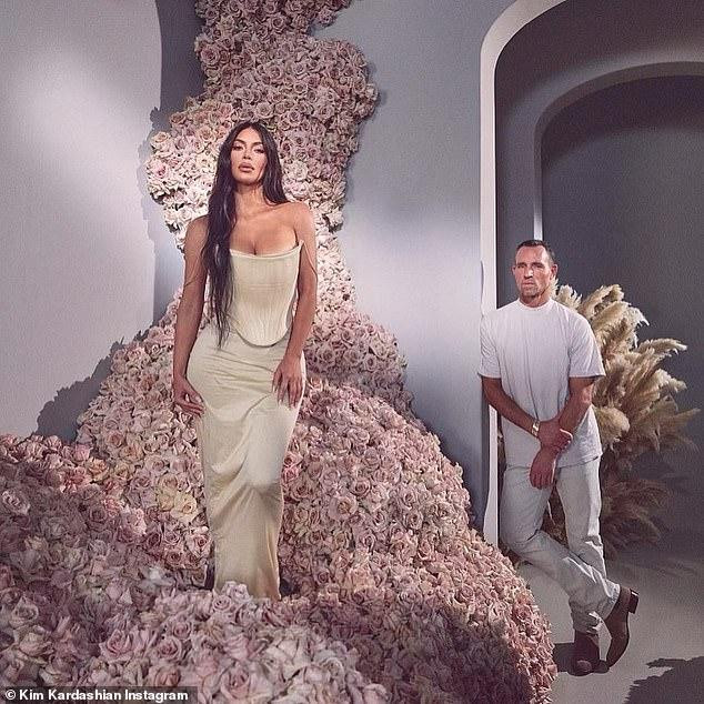 Không chỉ vậy, việc quyết định đường ai nấy đi với chồng rapper của Kim đang là cánh cửa mở cho nhiều người vốn đã hâm mộ cô. Mới đây, tờ Pagesix theo một nguồn tin thân cận Kim cho biết nhiều người nổi tiếng, thậm chí cả thành viên hoàng gia đang cố gắng tiếp cận, tán tỉnh người đẹp 8x sau quyết định ly dị Kanye West. Tuy nhiên, nguồn tin cũng cho hay Kim đang rất tập trung việc học tập, kinh doanh và chưa muốn tiến đến một mối quan hệ tình cảm khác.