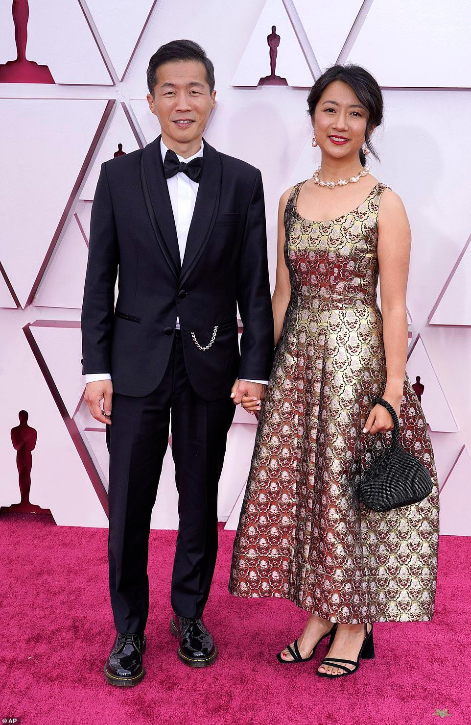 Đạo diễn Lee Isaac Chung với đề cử "Đạo diễn xuất sắc" và vợ Valerie Chung