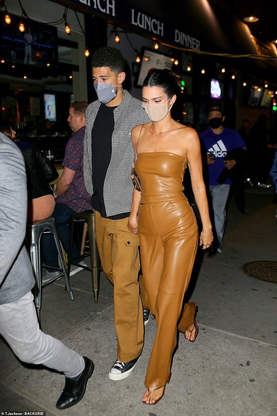 Làm mẫu từ năm 14 tuổi (2009), Kendall Jenner bắt đầu gây tiếng vang trong làng thời trang từ năm 2014 khi xuất hiện dày đặc trên các trang bìa tạp chí lớn thế giới, trên đường băng của các thương hiệu đẳng cấp tại các tuần lễ thời trang thế giới. Làm mẫu từ năm 14 tuổi (2009), Kendall Jenner bắt đầu gây tiếng vang trong làng thời trang từ năm 2014 khi xuất hiện dày đặc trên các trang bìa tạp chí lớn thế giới, trên đường băng của các thương hiệu đẳng cấp tại các tuần lễ thời trang thế giới.