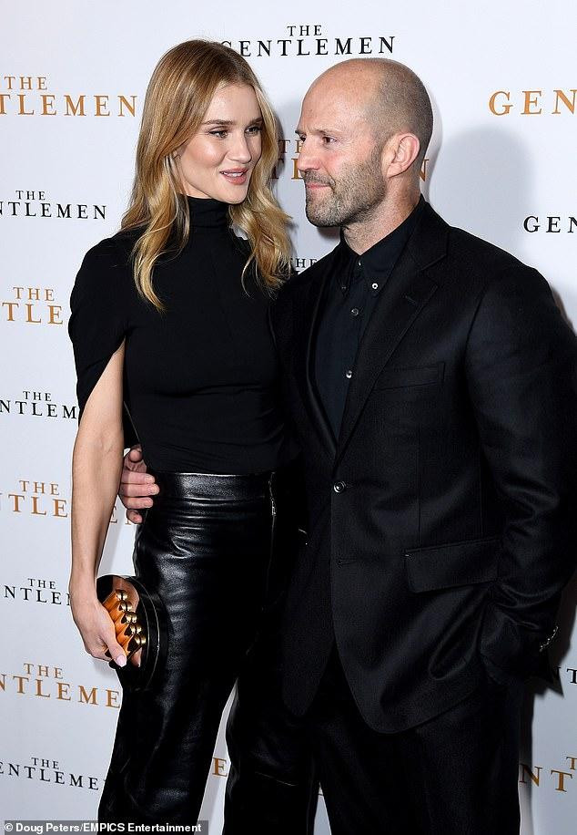 Chia sẻ lý do về sinh sống ở quê nhà, nàng mẫu đình đám Anh quốc cho biết luôn muốn con được sống và học tập ở Anh - nơi cô cảm thấy con được lớn lên trong bình yên chứ không xô bồ, phiền toái và nhiều thị phi như ở Los Angeles, Mỹ.