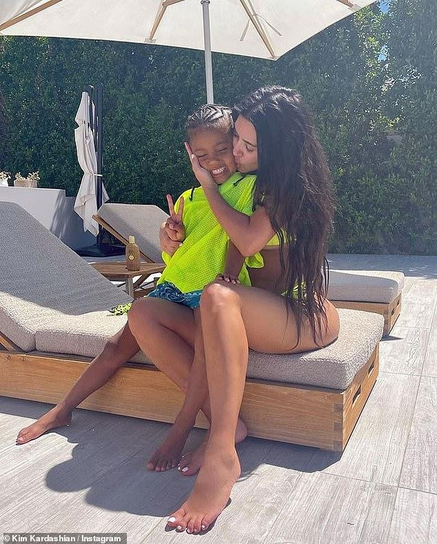 Người đẹp xứ sở cờ hoa được Forbes công bố là tỷ phú USD vào hôm 6/4, xếp thứ 2674 trong danh sách tỷ phú thế giới. Theo Forbes, kể từ tháng 10, giá trị tài sản ròng của Kim tăng từ 780 triệu lên 1 tỷ USD. Kanye West cũng có tên trong danh sách tỷ phú mới cập nhật của Forbes. Anh xếp thứ 1750 với tài sản ròng 1,8 tỷ USD. Trong khi đó, em út nhà Kardashian là Kylie Jenner không còn đủ điều kiện sau khi bán 51% cổ phần của Kylie Cosmetics vào năm 2020.