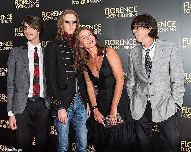 Cô và Ric Ocasek có 2 con trai là Jonathan, 27 tuổi và Oliver, 22 tuổi. Paulina Porizkova vừa đón tuổi mới vào ngày 9/4 và cho biết đang hẹn hò. Được biết, 2 con trai của cô đều ủng hộ mẹ có tình yêu mới.