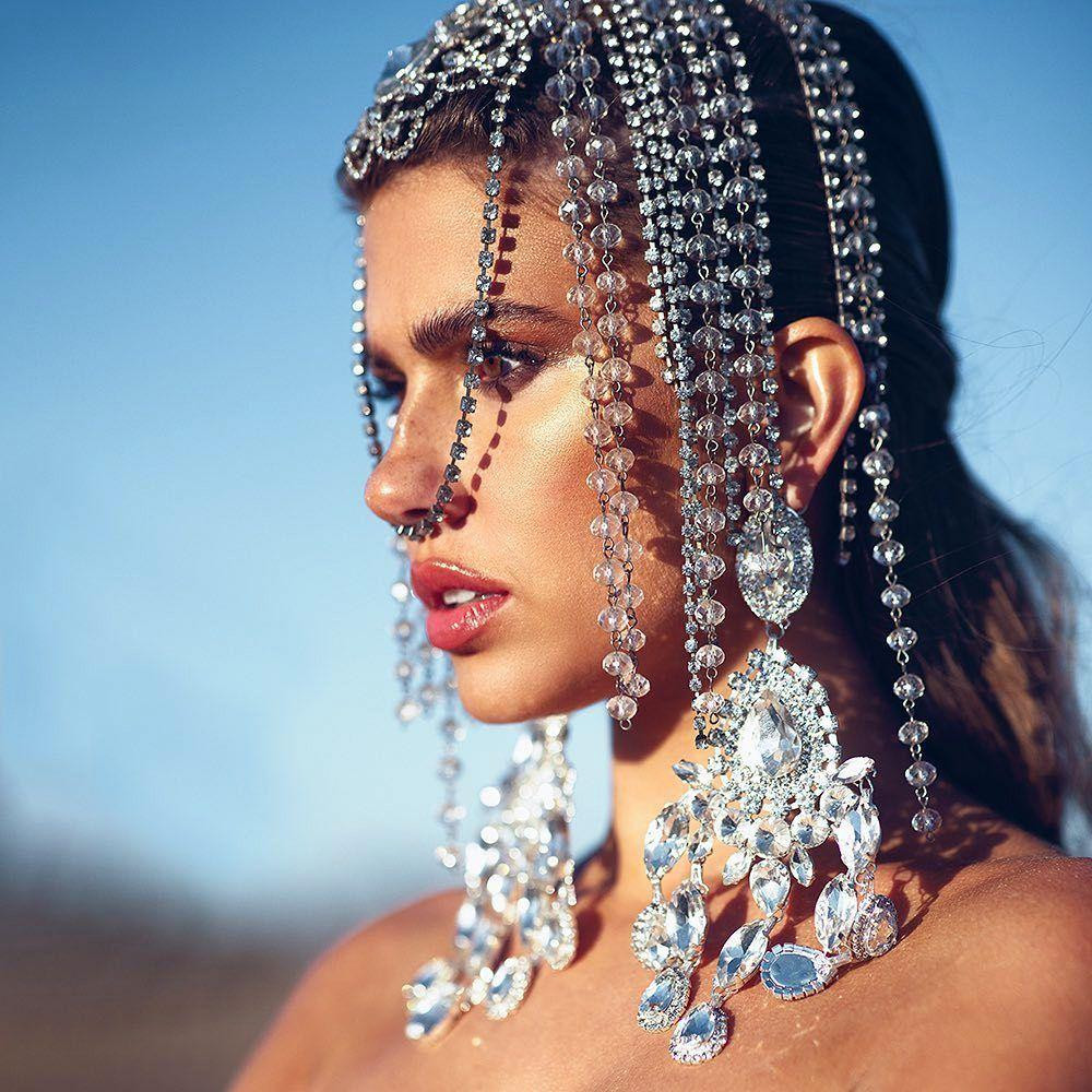 ... và đôi mắt sâu thẳm hút mọi ánh nhìn. ... và đôi mắt sâu thẳm hút mọi ánh nhìn.