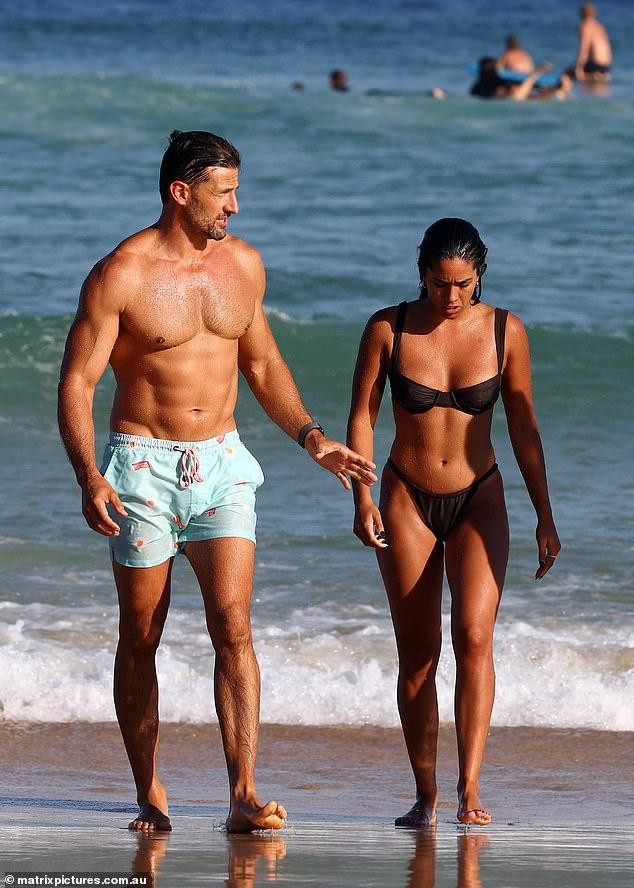 Ngôi sao truyền hình xứ chuột túi khiến người xem không khỏi trầm trồ khi mặc bộ áo tắm 2 mảnh màu đen, phô body cực săn chắc và làn da bánh mật khoẻ khoắn.