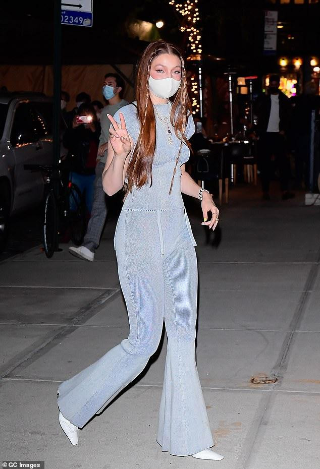 Buổi tiệc đón tuổi mới của Gigi được tổ chức ngoài trời nên thu hút sự chú ý của công chúng. Cô liên tục giơ tay chào trước ống kính của cánh paparazzi