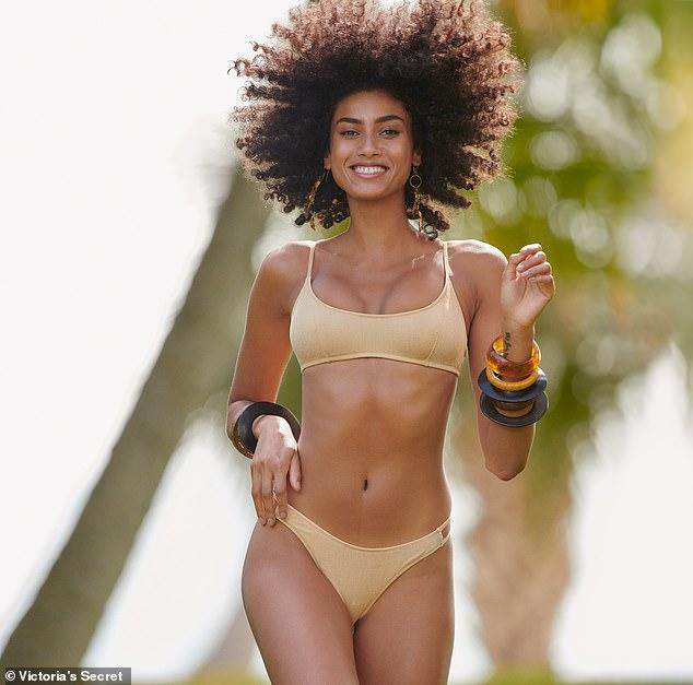 Là người mẫu Hà Lan mang hai dòng máu Maroc và Ai Cập, Imaan Hammam sở hữu sắc vóc nóng bỏng hoang dại với gương mặt xinh đẹp cá tính, mái tóc xoăn xù ấn tượng và body lý tưởng với chiều cao 1m79, 3 vòng: 81-61-89 cm.