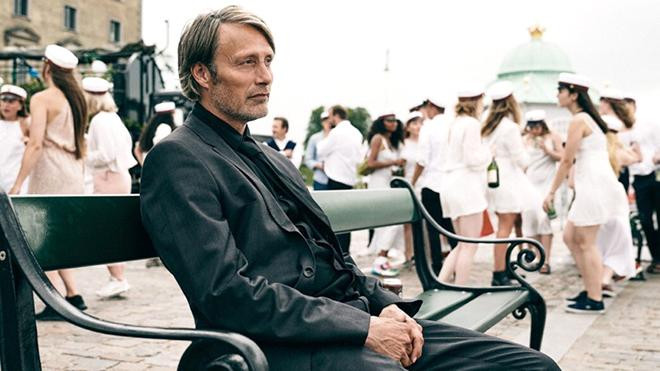 Mads Mikkelsen trong phim "Another Round" (2020) Mads Mikkelsen trong phim "Another Round" (2020)