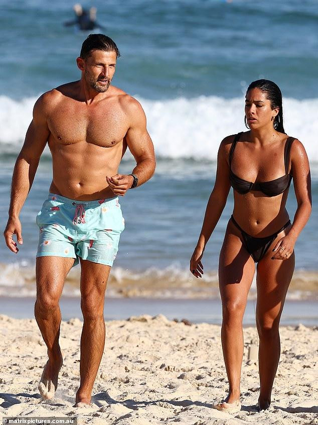 Olivia Junkeer và Tim Robards cùng tham gia phim truyền hình &quot;Neighbours&quot; ở Úc từ năm 2018 và vẫn giữ quan hệ bạn bè tốt đẹp.