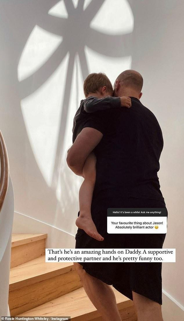 Rosie Huntington-Whiteley cho biết "Người vận chuyển" Jason Statham (SN 1967) là một người cha tuyệt vời. Anh là một bờ vai vững chắc của 2 mẹ con và là người rất hài hước. Rosie Huntington-Whiteley cho biết "Người vận chuyển" Jason Statham (SN 1967) là một người cha tuyệt vời. Anh là một bờ vai vững chắc của 2 mẹ con và là người rất hài hước.