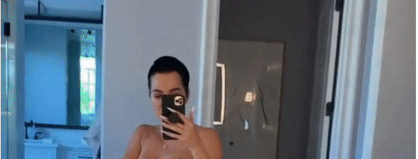 Khloe Kardashian đăng luôn video bán nude để khẳng định cô không cần photoshop mới sở hữu hình thể gợi cảm. Khloe Kardashian đăng luôn video bán nude để khẳng định cô không cần photoshop mới sở hữu hình thể gợi cảm.