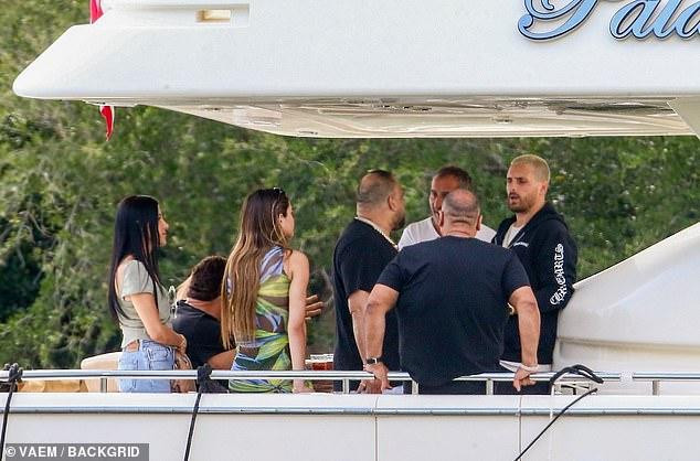 Amelia Gray Hamlin và Scott Disick vui vẻ trò chuyện bên những người bạn. Họ được cho là rất gắn bó, thậm chí còn có tin đồn cả 2 đang tính đến chuyện về chung một nhà. Nàng mẫu 2k mới đây tung ảnh mặc váy sắc màu của thương hiệu Boohoo lên Instagram cá nhân có 825 ngàn người theo dõi, khoe sắc vóc nóng bỏng gây mê Amelia Gray Hamlin và Scott Disick vui vẻ trò chuyện bên những người bạn. Họ được cho là rất gắn bó, thậm chí còn có tin đồn cả 2 đang tính đến chuyện về chung một nhà. Nàng mẫu 2k mới đây tung ảnh mặc váy sắc màu của thương hiệu Boohoo lên Instagram cá nhân có 825 ngàn người theo dõi, khoe sắc vóc nóng bỏng gây mê