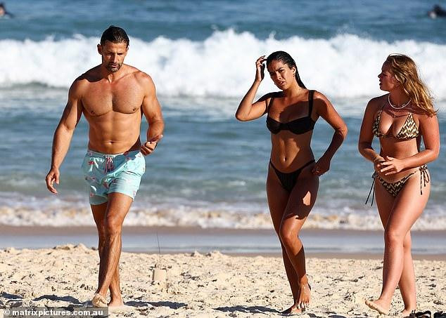 Olivia Junkeer được trông thấy dạo bãi biển với nam diễn viên Tim Robards (SN 1982) và một người bạn nữ.